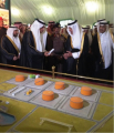 "الفيصل" يبدي إعجابه بمعرض "الكهرباء" في سوق عكاظ